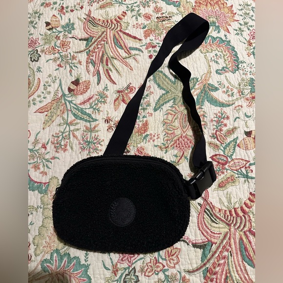 Victoria's Secret PINK Sherpa Cozy Fleece Fanny Pack Crossbody Black. Preowned - Picture 4 of 10